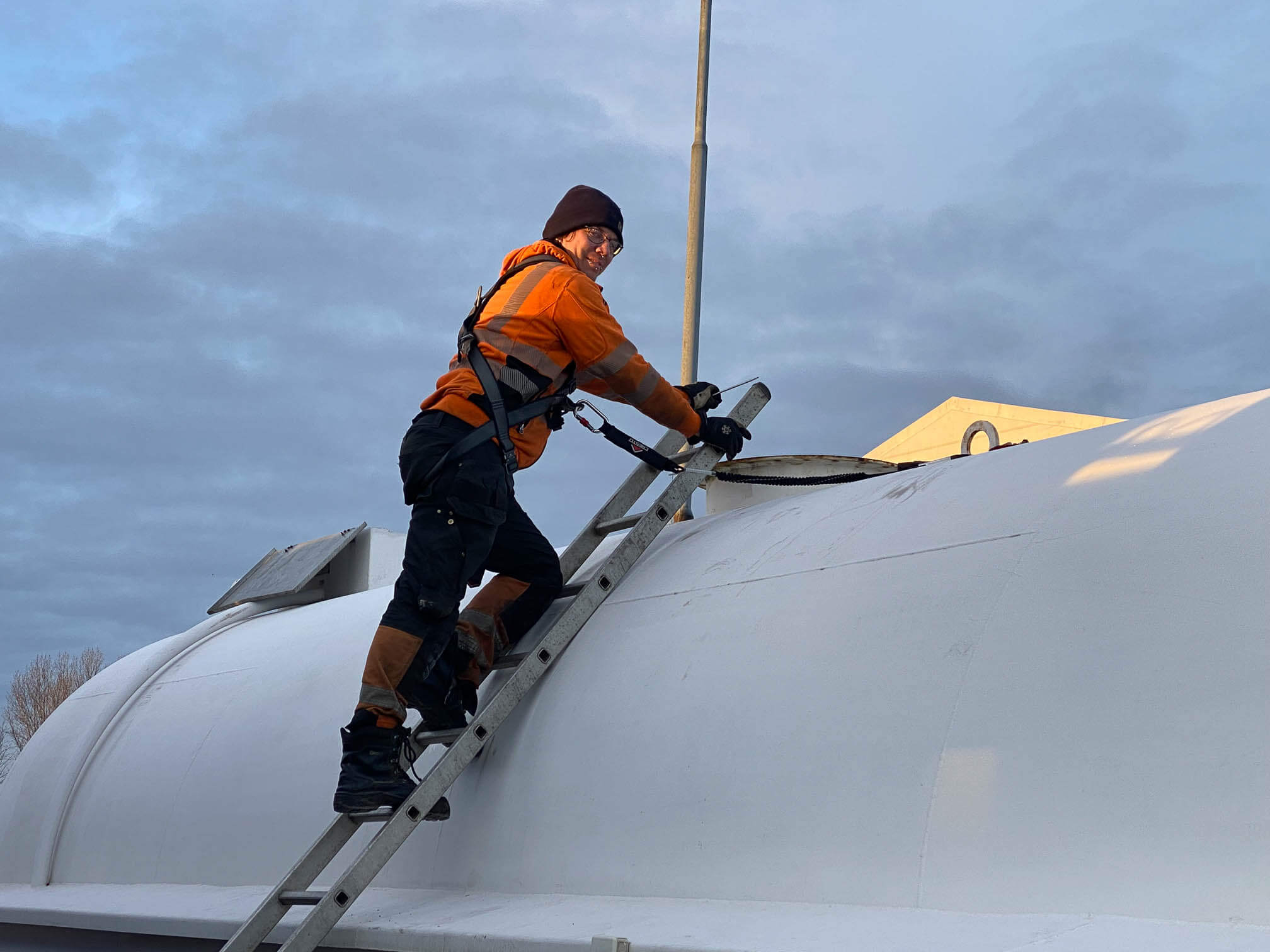 Anställd på Spol- och industriservice utför service på en tank