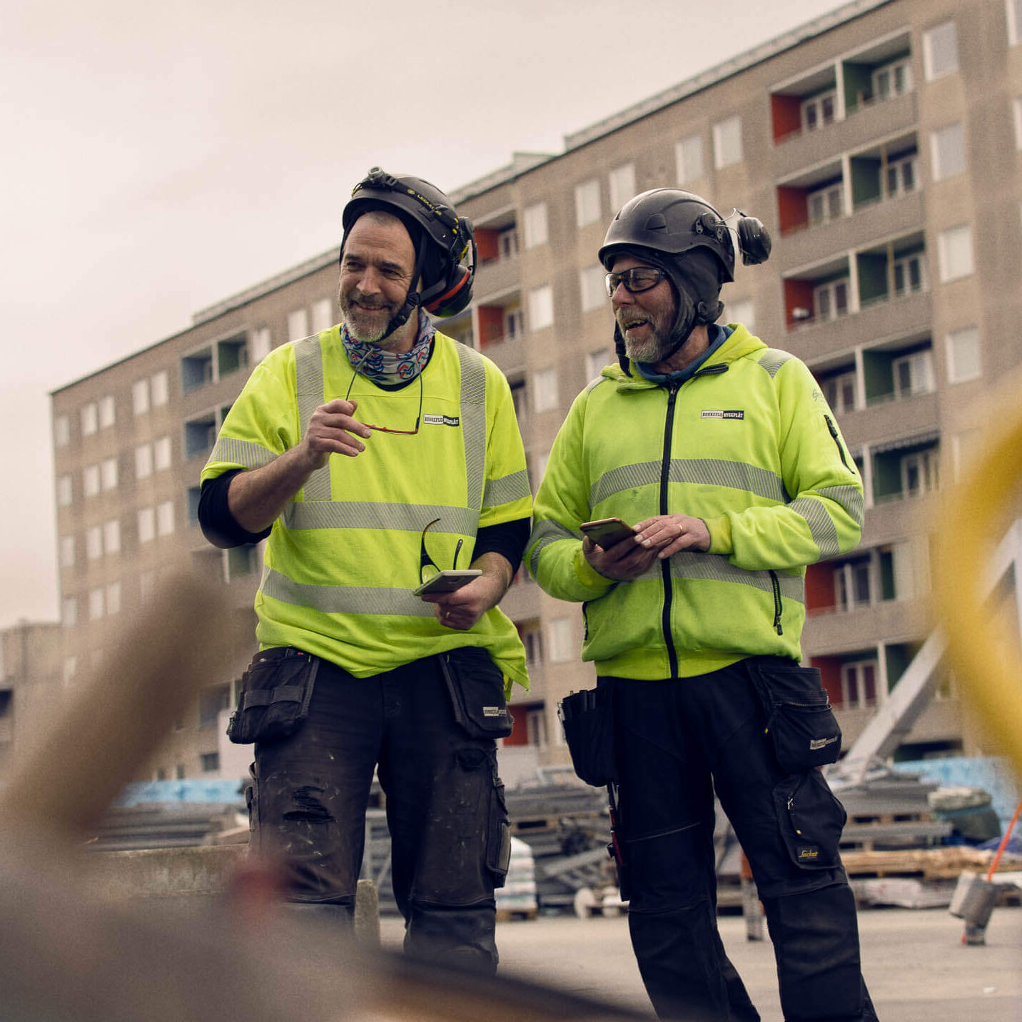 Två arbetare med koll på CSRD