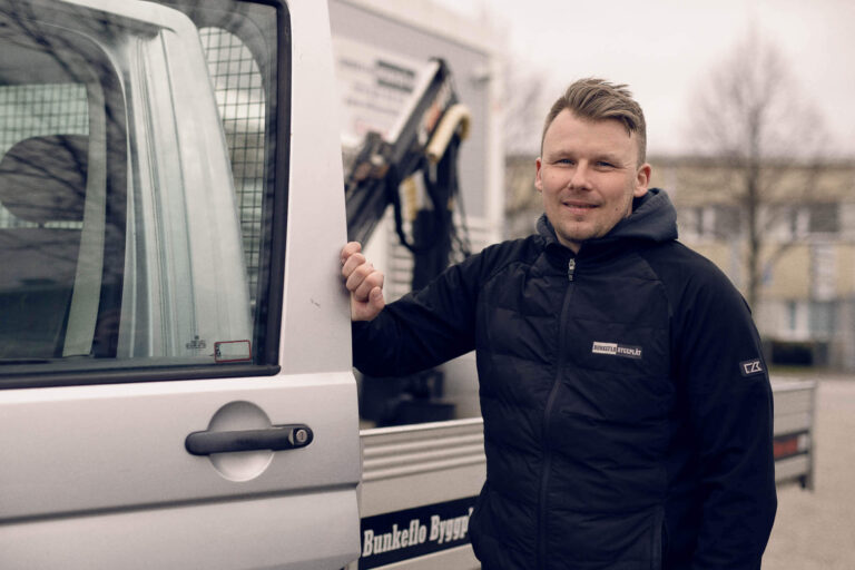 En arbetare som använder easypark företag och infobric