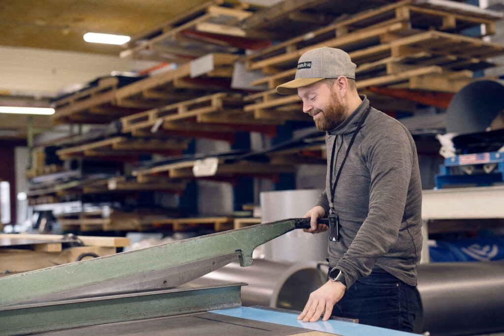 Arbetare på plåtverkstad uppkopplad med Monitor ERP system och Infobric Workorder.