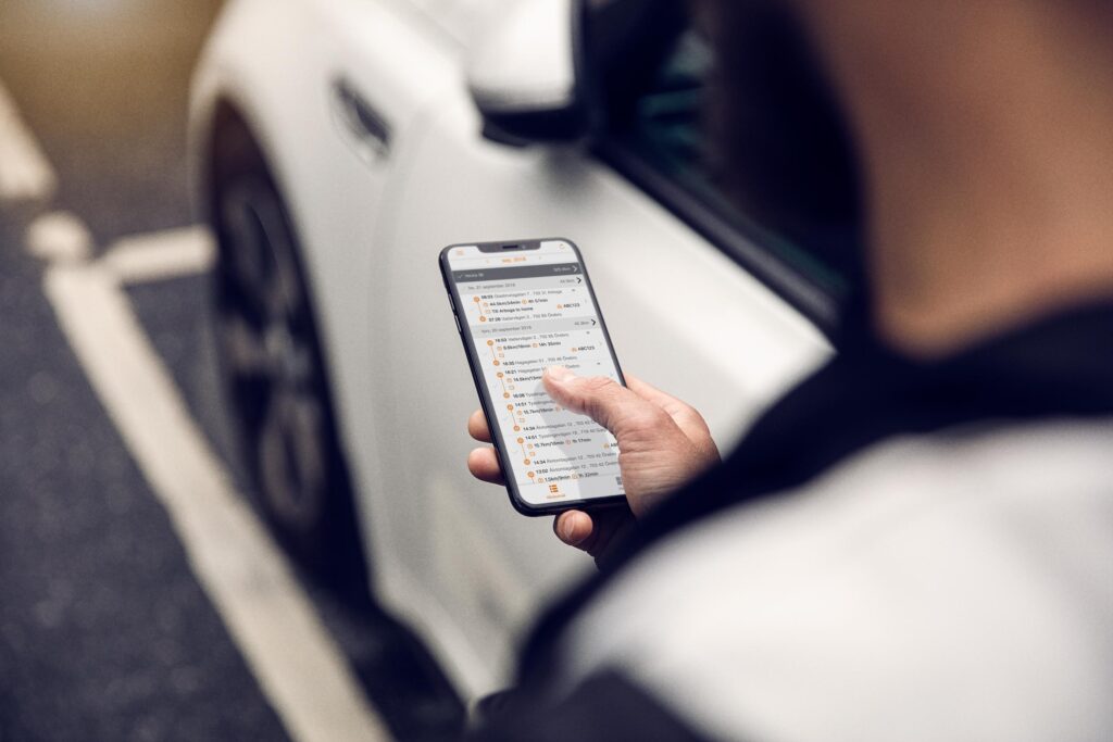 En hand använder en elektronisk körjournal