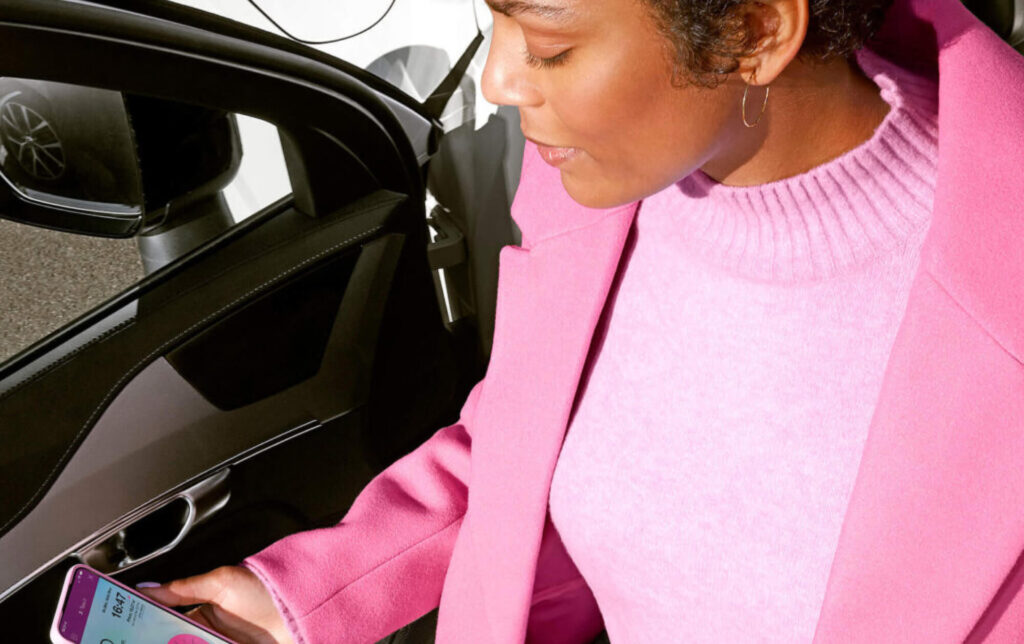 Person i rosa jacka använder easypark företag