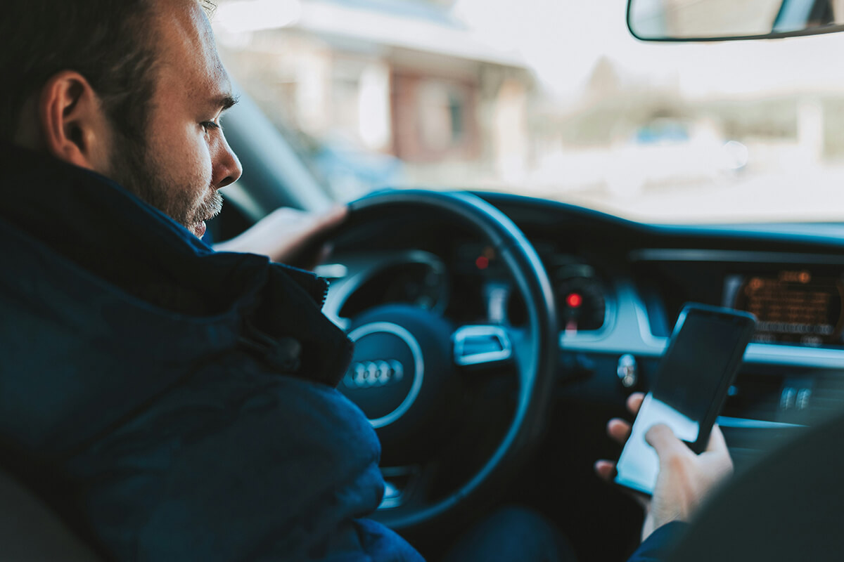 Person registrerar resor för milersättning