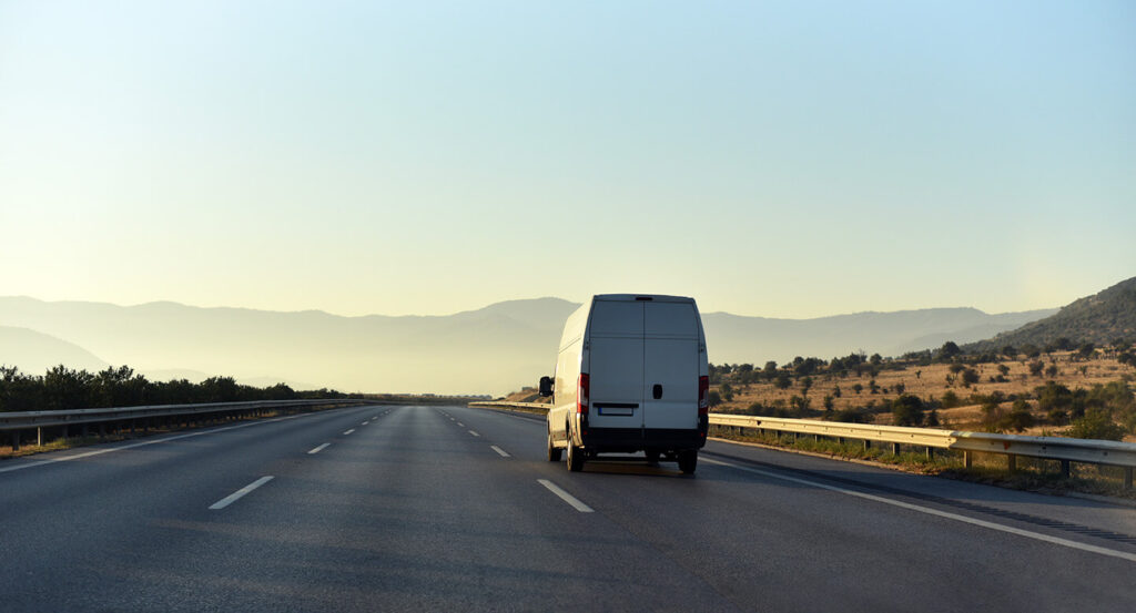 Fordon med fleet management system rullar på en väg