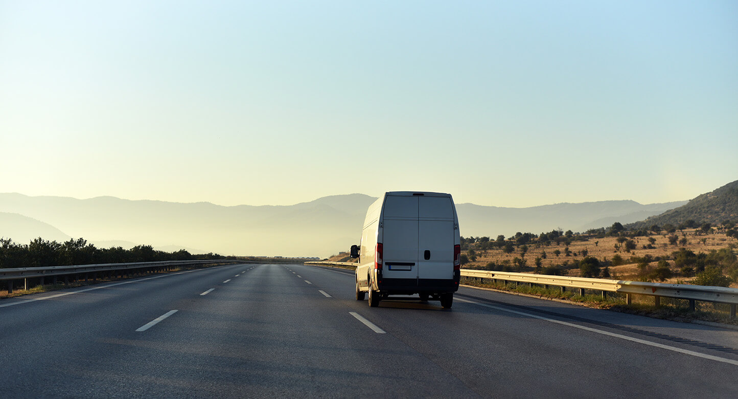 Fordon med fleet management system rullar på en väg