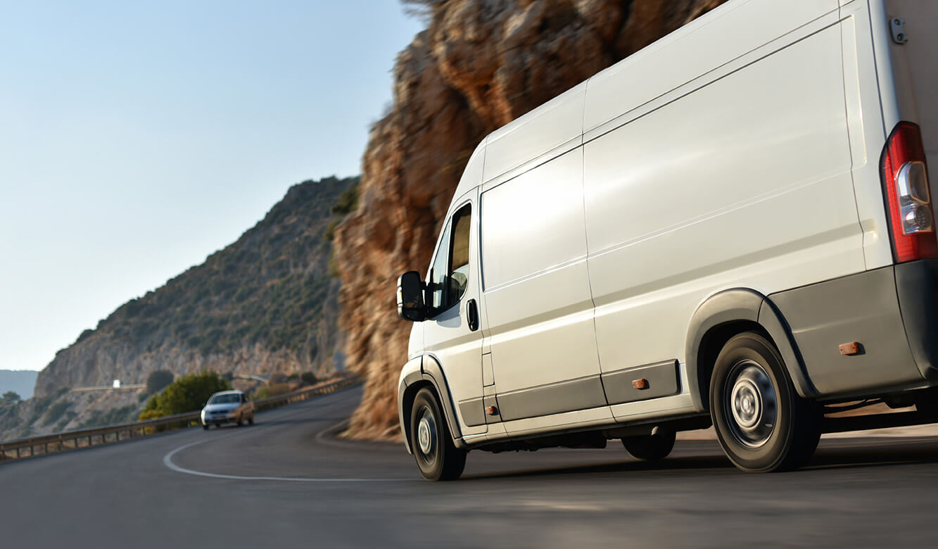 Servicebil med fleet management system kör på vägen