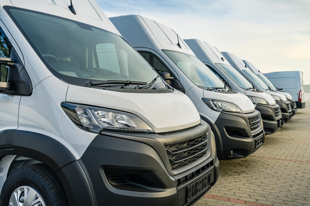 Fyra vita servicebilar som hanteras digitalt genom fleet management