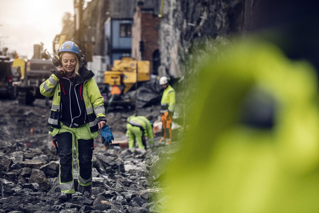 byggarbetsplats med människor