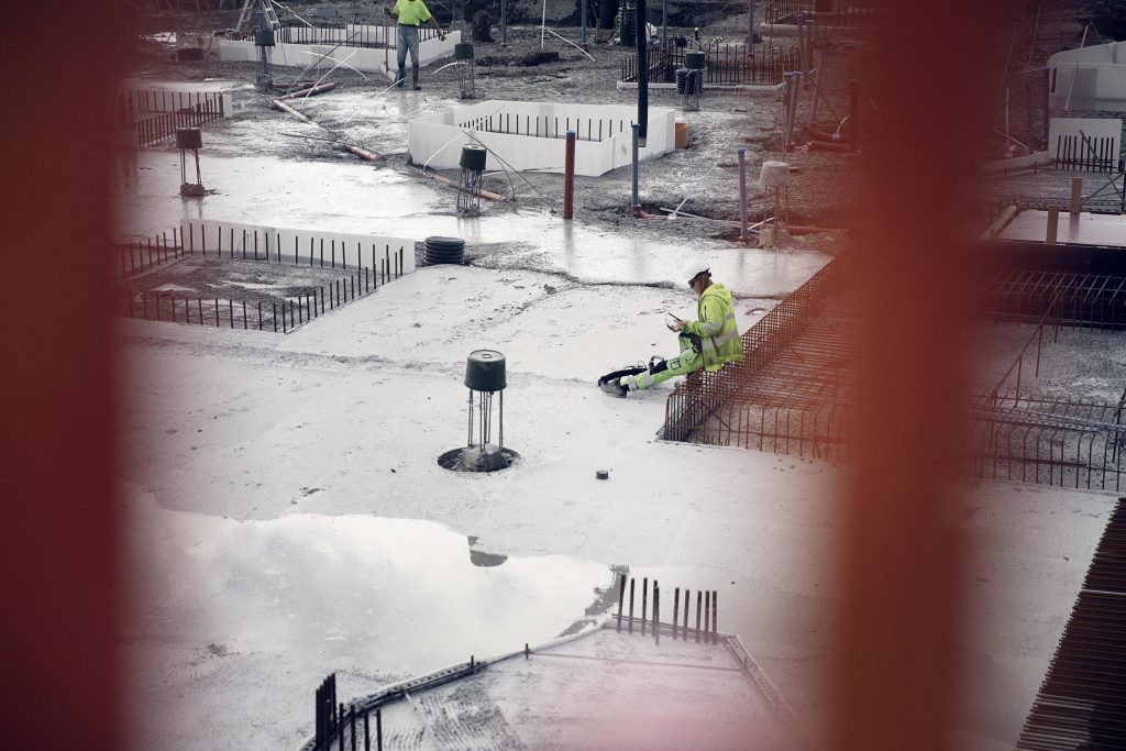 Hantverkare som använder utrustning och verktygsspårning