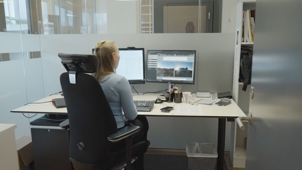 Caroline Almthén vid skrivbord