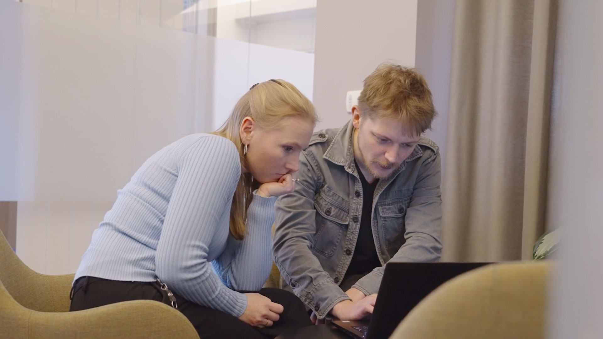 Caroline Almthén och Christian Malvén kollar på datorskärm