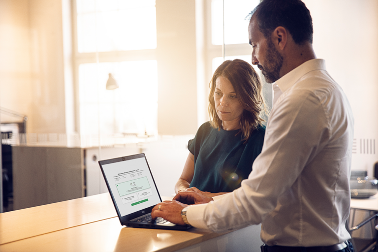 människor på kontor vid en dator