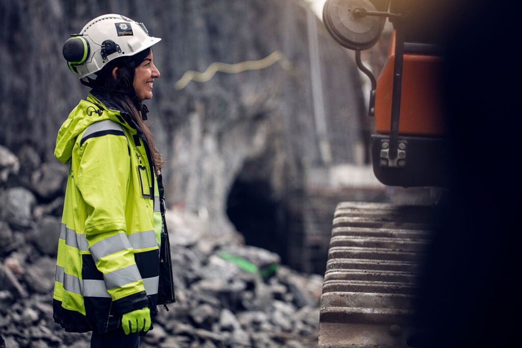 kvinna på byggarbetsplats