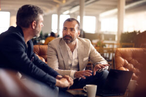 Två personer diskuterar